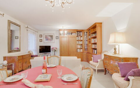 Le Hoche: Bord, Møbel, Billedramme, Ejendom, Stol, Cabinetry, Skuffe, Belysning, Træ, Indretning