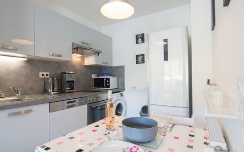 Carqueiranne 101: Værelse, Indretning, Loft, Etage, Countertop, Lysarmatur, Tallerkner, Hus, Køkken, Indretning