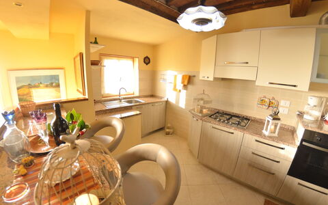 San Michele: Countertop, Værelse, Ejendom, Indretning, Køkken, Bygning, Møbel, Cabinetry, Hjem, Ejendom