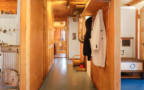 Chalet Ahorni: Bygning, Træ, Indretning, Hus, Etage, Gulvbelægning, Hårdttræ, Dør, Loft
