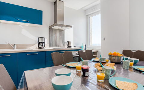 Roch Maria: Værelse, Ejendom, Turquoise, Blå, Indretning, Møbel, Gul, Azure, Bygning, Hus