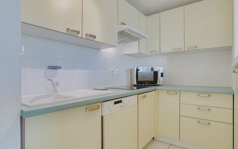 Les Écureuils: Countertop, Cabinetry, Køkkenvask, Tap, Håndvask, Komfur, Køkken, Køkken Apparat, Træ, Skuffe