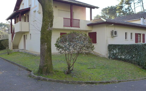 Les Écureuils: Plante, Bygning, Himmel, Vindue, Træ, Hus, Land Lot, Kvarter, Sommerhus, Asfalt