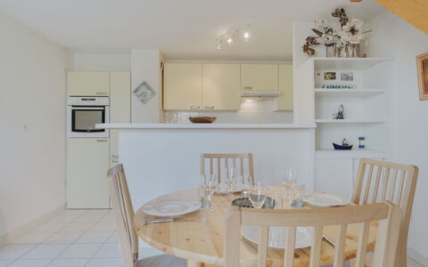 Les Écureuils: Møbel, Ejendom, Bord, Cabinetry, Træ, Stol, Hylde, Indretning, Belysning, Countertop