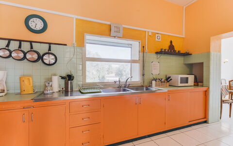 La Chilière: Orange, Værelse, Køkken, Ejendom, Cabinetry, Gul, Møbel, Countertop, Indretning, Bygning
