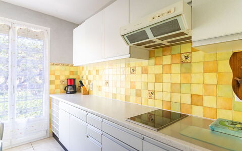 Les Ilaires: Cabinetry, Countertop, Bygning, Køkken, Tap, Skuffe, Belysning, Træ, Indretning, Gulvbelægning