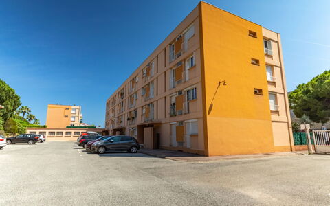 Les Ilaires: Himmel, Bygning, Ejendom, Vindue, Bil, Arkitektur, Urban Design, Ejerlejlighed, Hus, Kvarter