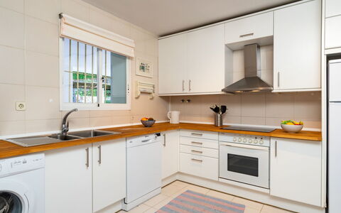 Mirador Ii: Ejendom, Værelse, Køkken, Cabinetry, Møbel, Countertop, Gul, Indretning, Bygning, Ejendom