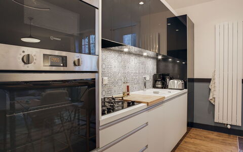 Dinard 189: Tap, Cabinetry, Countertop, Håndvask, Komfur, Bygning, Køkken, Køkken Apparat, Husholdningsapparat, Sanitærarmatur