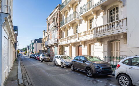Dinard 189: Bil, Hjul, Køretøj, Bygning, Vindue, Infrastruktur, Blå, Bildesign
