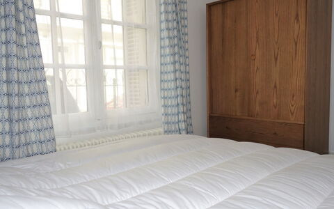 Dinard 189: Vindue, Bygning, Komfort, Træ, Skygge, Hus, Indretning, Gulvbelægning, Bed Frame