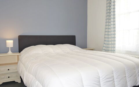 Dinard 189: Møbel, Ejendom, Komfort, Lys, Bygning, Træ, Bed Frame, Pude, Textile, Belysning
