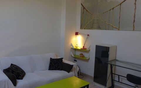 Le Barcarès 545: Møbel, Ejendom, Komfort, Bygning, Træ, Indretning, Bord, Arkitektur, Pude, Etage