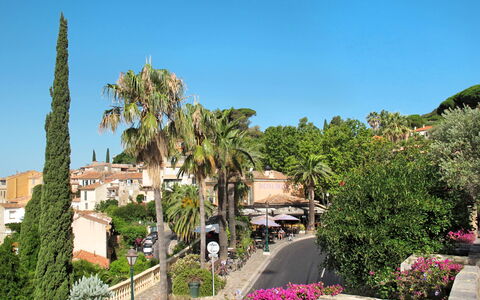 Bormes-Les-Mimosas 610: Bord, Møbel, Plante, Himmel, Ejendom, Stol, Bygning, Sky, Indretning, Bordservice