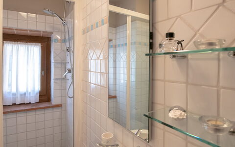 Villa Solaria: Spejl, Tap, Sanitærarmatur, Håndvask, Ejendom, Badeværelsesvask, Badeværelse, Vindue, Bygning