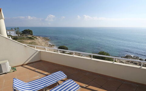Ona de Mar: Vand, Himmel, Sky, Bygning, Azure, Badeby, Coastal Og Oceaniske Landskabsformer, Skygge, Udendørs Møbler, Træ