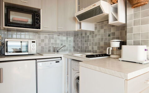 Hoédic: Countertop, Værelse, Cabinetry, Køkken, Hvid, Møbel, Ejendom, Flise, Indretning, Komfur
