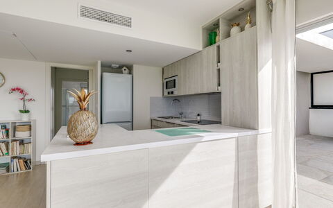Fréjus 853: Ejendom, Værelse, Indretning, Loft, Etage, Møbel, Countertop, Hus, Bygning, Arkitektur