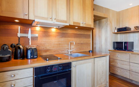La Porte Génoise: Cabinetry, Countertop, Bygning, Ejendom, Møbel, Køkken, Komfur, Træ, Køkken Apparat, Skuffe