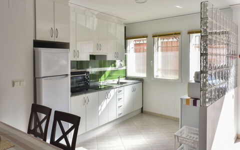 Caseta Blanqueta: Værelse, Ejendom, Møbel, Indretning, Køkken, Bygning, Cabinetry, Hus, Gul, Etage