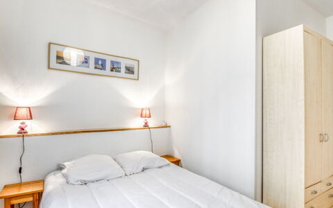 Asfeld: Møbel, Hvid, Komfort, Orange, Bygning, Træ, Textile, Belysning, Indretning