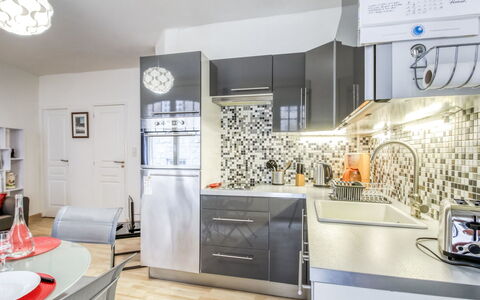 Asfeld: Cabinetry, Countertop, Bygning, Tap, Belysning, Køkken, Indretning, Ur, Træ