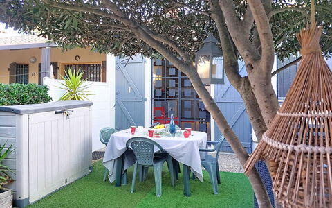 Les Amandines: Møbel, Have, Udendørs Møbler, Backyard, Lawn, Udendørs Bord, Skygge, Stol, Gård, Landscaping