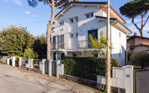 Marina Pietrasanta 255: Himmel, Plante, Bygning, Ejendom, Vindue, Træ, Arkitektur, Hus, Land Lot, Urban Design