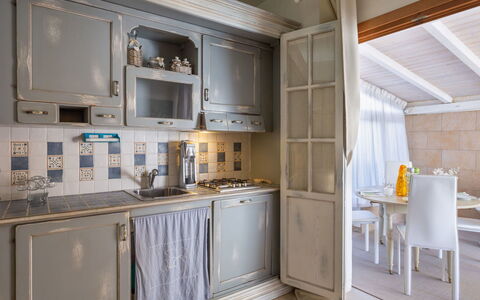 Stella Marina: Countertop, Værelse, Cabinetry, Møbel, Ejendom, Køkken, Indretning, Bygning, Gul, Loft