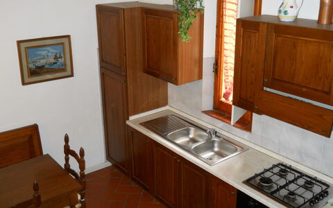 Agriturismo Girasole: Værelse, Møbel, Ejendom, Cabinetry, Countertop, Bejdse, Køkken, Hus, Bygning, Hårdttræ