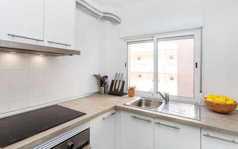 Edificio Beausoleil: Cabinetry, Ejendom, Countertop, Håndvask, Køkkenvask, Vindue, Tap, Køkken, Komfur, Træ