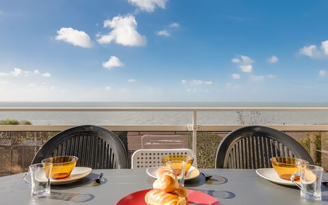 La Grande Côte: Morgenmad, Måltid, Himmel, Ferie, Ejendom, Brunch, Bord, Mad, Restaurant, Værelse