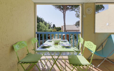 Le Clos des Lavandes: Møbel, Bygning, Bord, Ejendom, Stol, Skygge, Plante, Udendørs Møbler, Træ, Træ