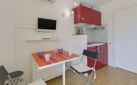 Le Clos des Lavandes: Værelse, Ejendom, Møbel, Bygning, Indretning, Hus, Ejendom, Bord, Etage, Loft