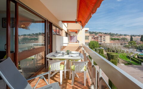 Sainte Maxime 455: Bygning, Himmel, Bord, Plante, Træ, Sky, Indretning, Skygge, Vindue, Veranda