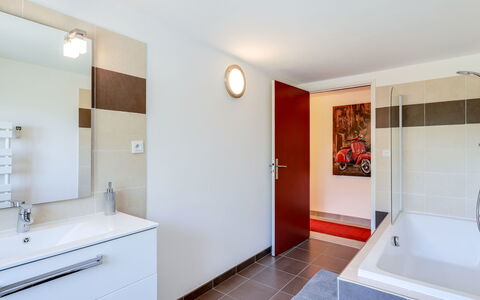 Les Toscanes: Spejl, Ejendom, Badeværelsesskab, Cabinetry, Sanitærarmatur, Tap, Håndvask, Bygning, Badeværelse, Dør