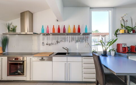 Les Toscanes: Cabinetry, Ejendom, Countertop, Møbel, Flaske, Produkt, Plante, Køkken, Træ, Stueplante