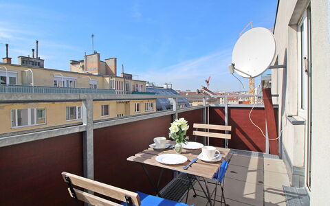 Vienna Waits for You: Ejendom, Lejlighed, Tag, Bygning, Værelse, Ejendom, Altan, Himmel, Hus, Vandvej