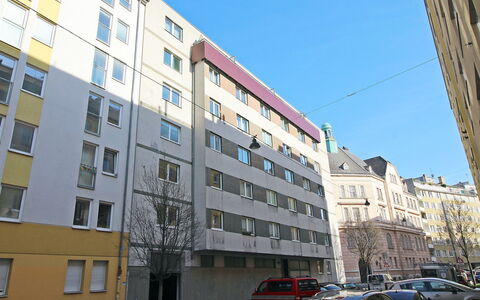 Vienna Waits for You: Hjul, Himmel, Bygning, Bil, Vindue, Køretøj, Højhus, Urban Design