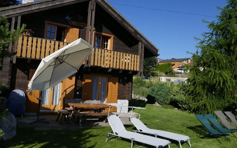 Nendaz 706: Ejendom, Hus, Bygning, Hjem, Ejendom, Backyard, Liggestol, Udendørs Møbler, Gård, Møbel