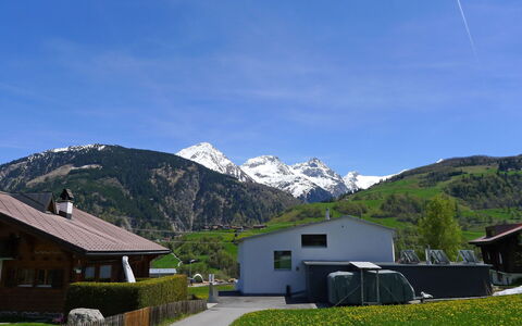Feu de Joie: Bjergrige Landskabsformer, Bjerg, Bjergkæde, Highland, Bjerglandsby, Alps, Himmel, Ejendom, Hill Station, Hus