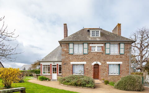 Ker Maria: Sky, Himmel, Plante, Bygning, Vindue, Hus, Træ, Land Lot, Arkitektur, Sommerhus