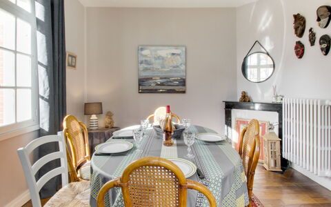 Le Petit Biyou: Ejendom, Møbel, Bord, Vindue, Stol, Træ, Bygning, Textile, Belysning, Arkitektur