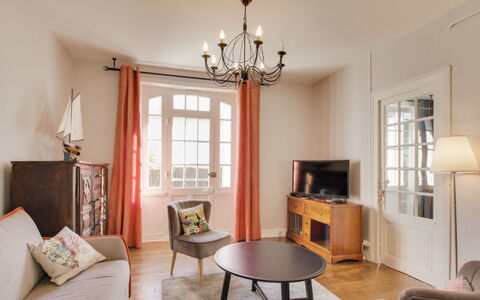 Le Petit Biyou: Møbel, Bord, Ejendom, Billedramme, Vindue, Træ, Couch, Indretning, Stol, Arkitektur