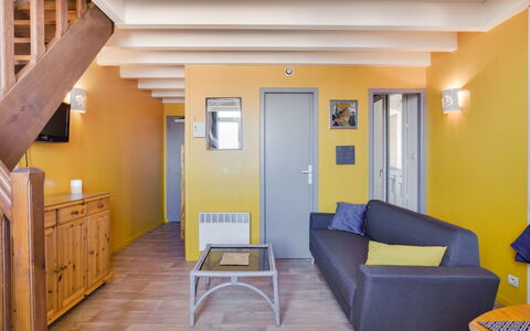 Le Patio: Ejendom, Couch, Indretning, Træ, Dør, Gul, Gulvbelægning, Billedramme, Hal, Stue