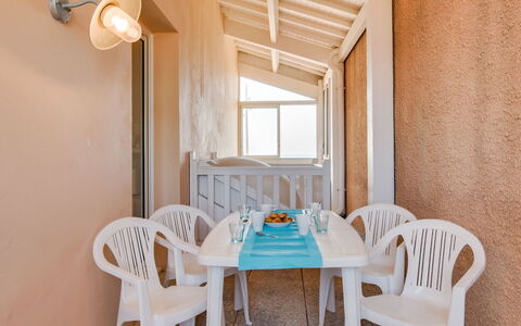 Le Patio: Bord, Møbel, Ejendom, Bygning, Stol, Azure, Vindue, Træ, Indretning, Etage