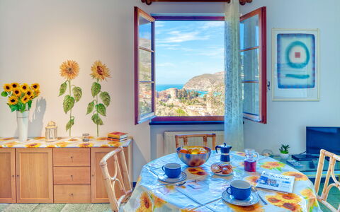 Olivi Del Mesco - Levanto: Værelse, Blå, Ejendom, Turquoise, Indretning, Bord, Gul, Azure, Spisestue, Møbel