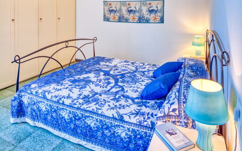Olivi Del Mesco - Levanto: Soveværelse, Seng, Sengetøj, Møbel, Værelse, Sengetøj, Ejendom, Blå, Madras, Bed Frame