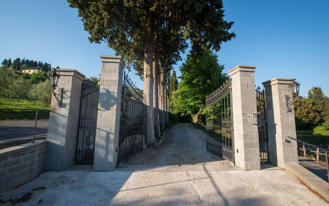 Il Marchese Di Ronta: Væg, Arkitektur, Træ, Himmel, Bygning, Ferie, Sollys, Historisk Sted, Hus, Skygge