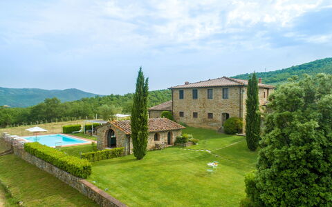 Borgo Gerlino: Ejendom, Estate, Bygning, Græs, Land Lot, Hill Station, Hus, Landscaping, Villa, Landskab